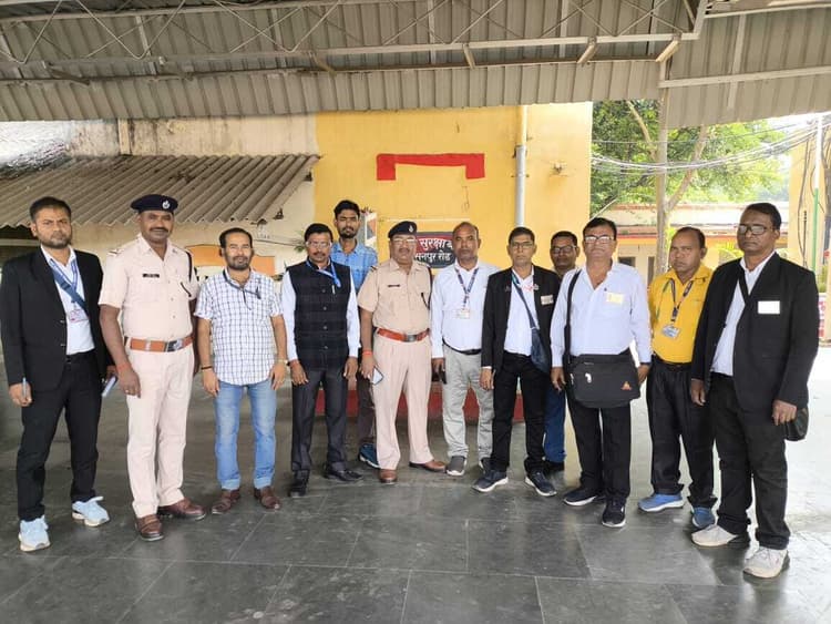 Samastipur News: निरीक्षण दल के सदस्यों ने की कई ट्रेनों की जांच