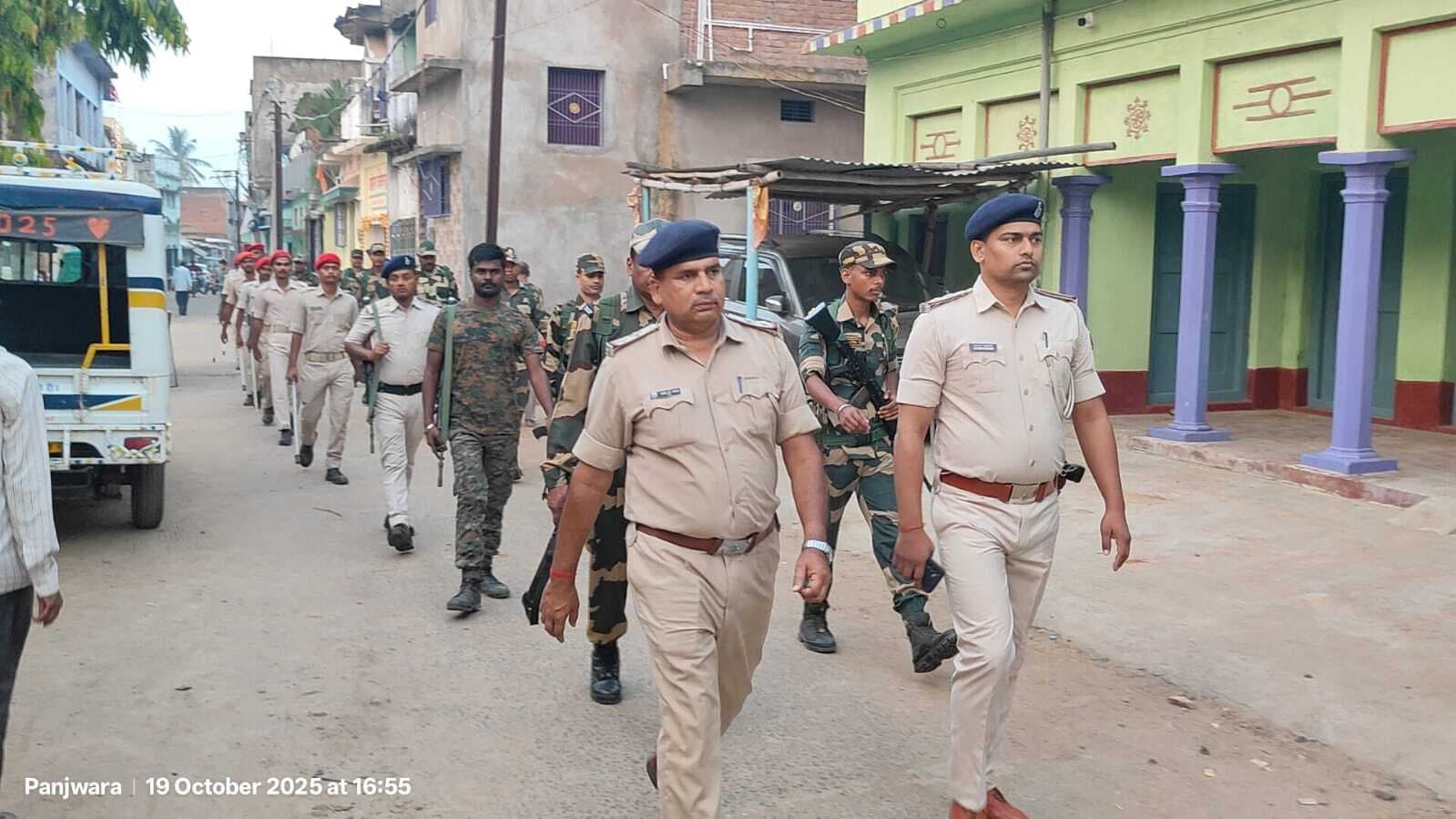 पुलिस ने सीएसएफ जवानों के साथ किया फ्लैग मार्च