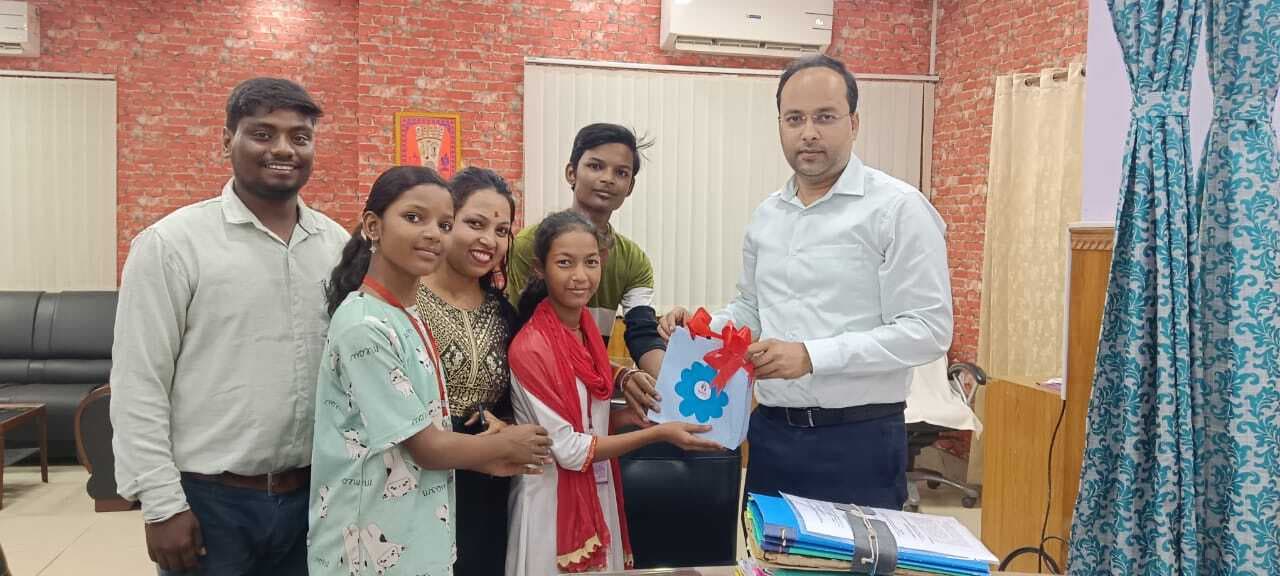 किलकारी ने डीएम को सौंपा दीप, दी बधाई