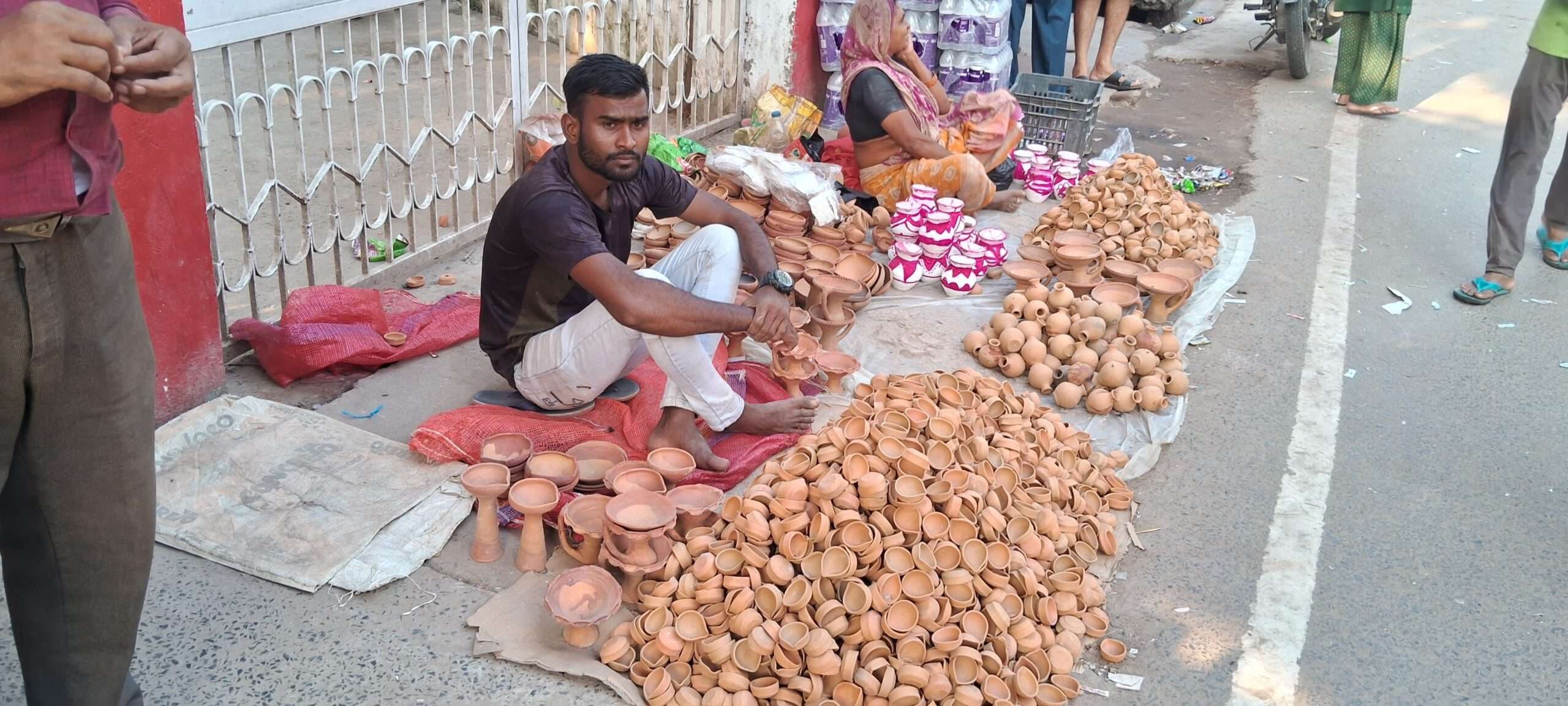 दीपोत्सव आज, दीपों से सजा बाजार
