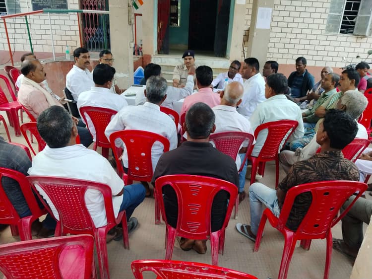 दीवाली व छठ महापर्व को लेकर थाना परिसर में शांति समिति की बैठक आयोजित