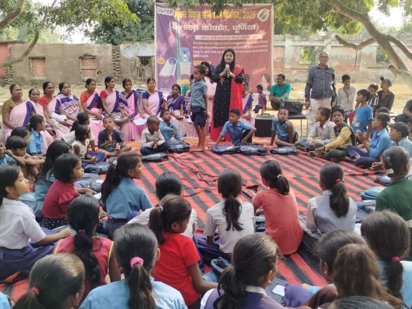 मतदाताओं को जागरूक करने को मेंहदी प्रतियोगिता व नुक्कड़ नाटक