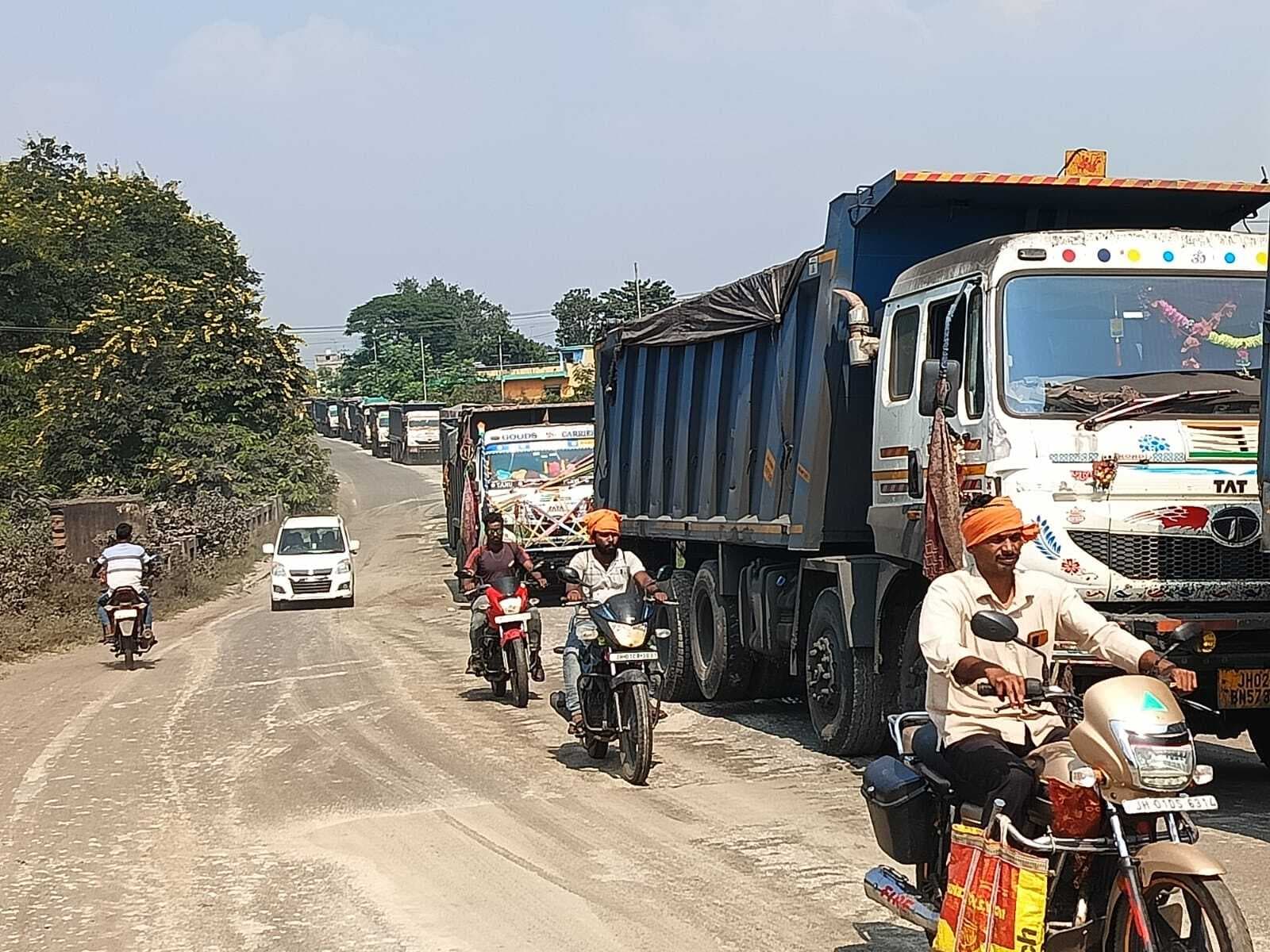 चिरैयाटांड़ में फ्लाई एश के विरोध में दो घंटे सड़क जाम