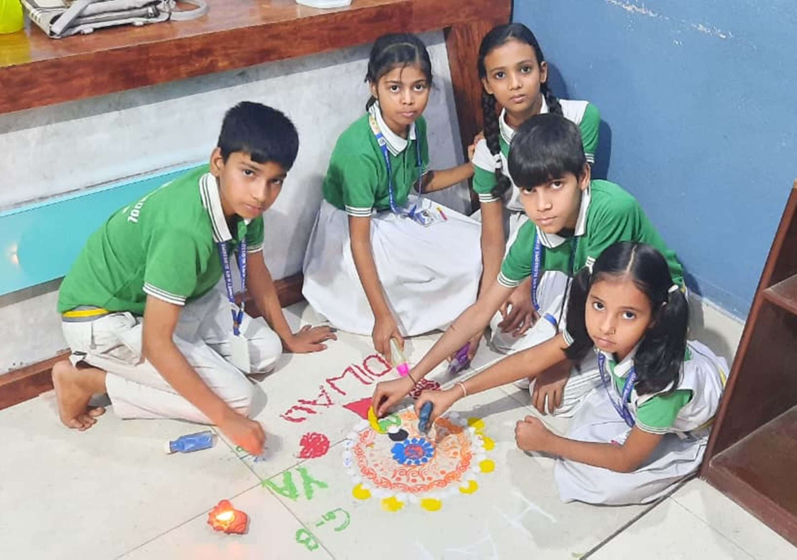 बच्चों ने रंगोली से भारतीय संस्कृति को जीवंत रूप में किया प्रस्तुत