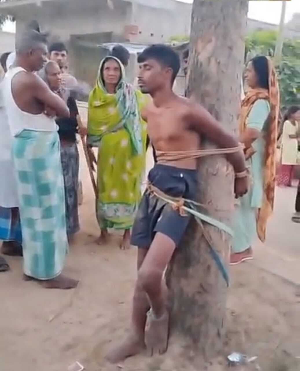 युवक को पेड़ से बांध कर पिटाई करने का वीडियो वायरल
