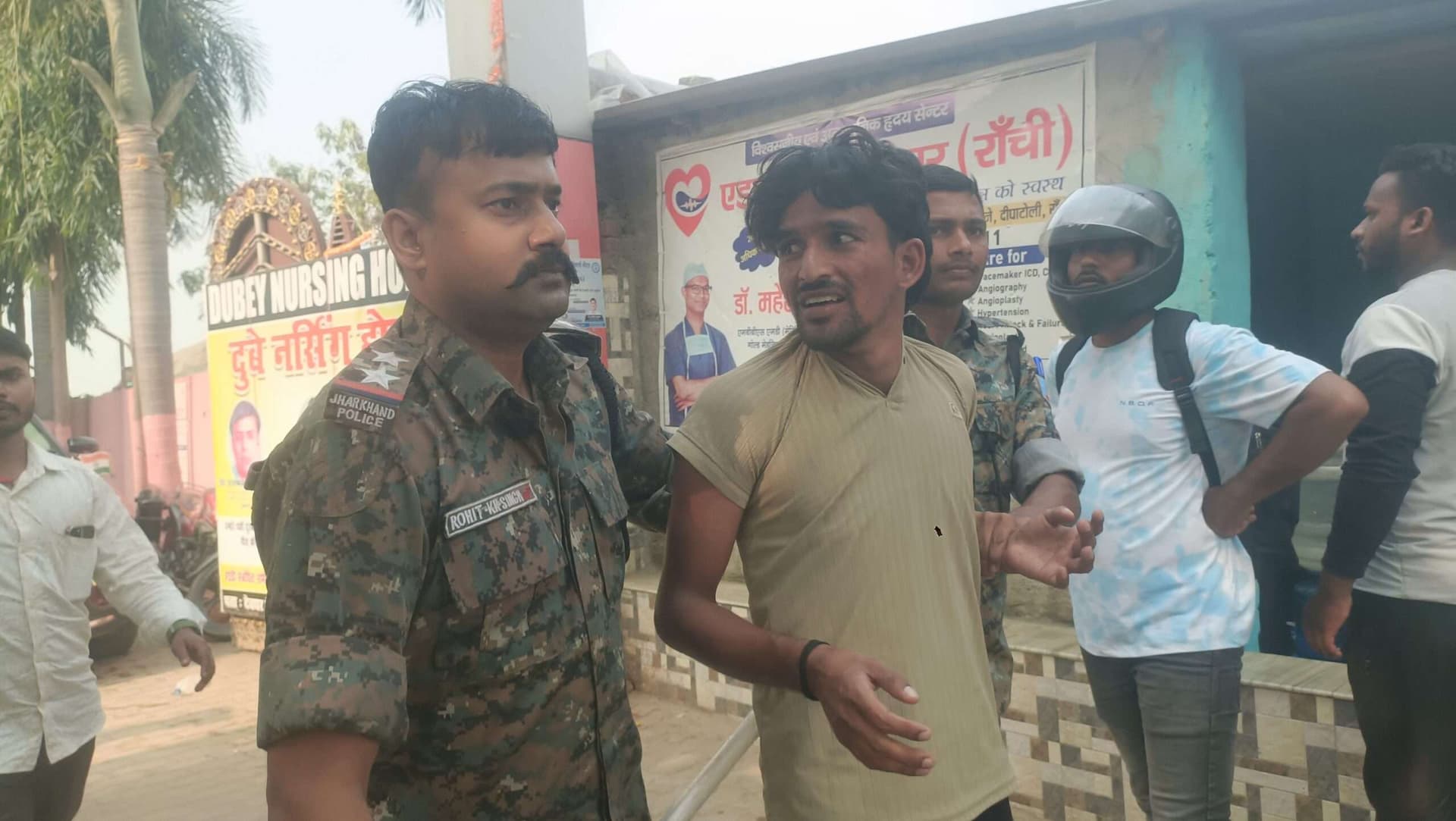 Giridih News :मरीज के परिजनों ने निजी क्लिनिक में किया हंगामा, हॉस्पिटल कर्मियों को पीटा, आधा दर्जन घायल