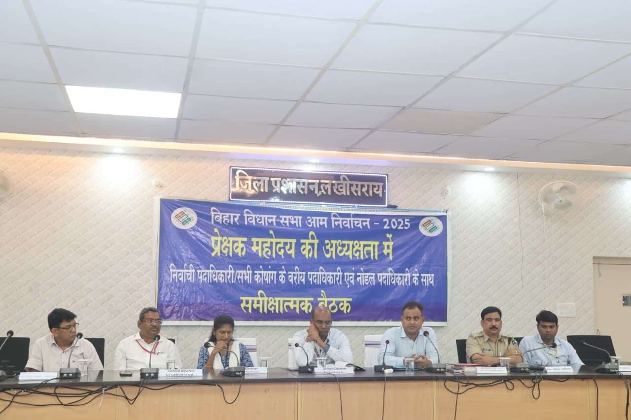 निर्वाचन से संबंधित तैयारियों व गतिविधियों की प्रेक्षकों को कराया अवगत