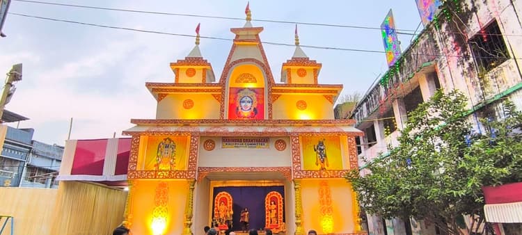 Giridih News :दीपावली आज, बाजारों में उमड़ी खरीदारों की भीड़