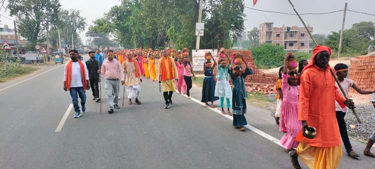 Giridih News :कालीपूजा को लेकर निकली भव्य कलश यात्रा