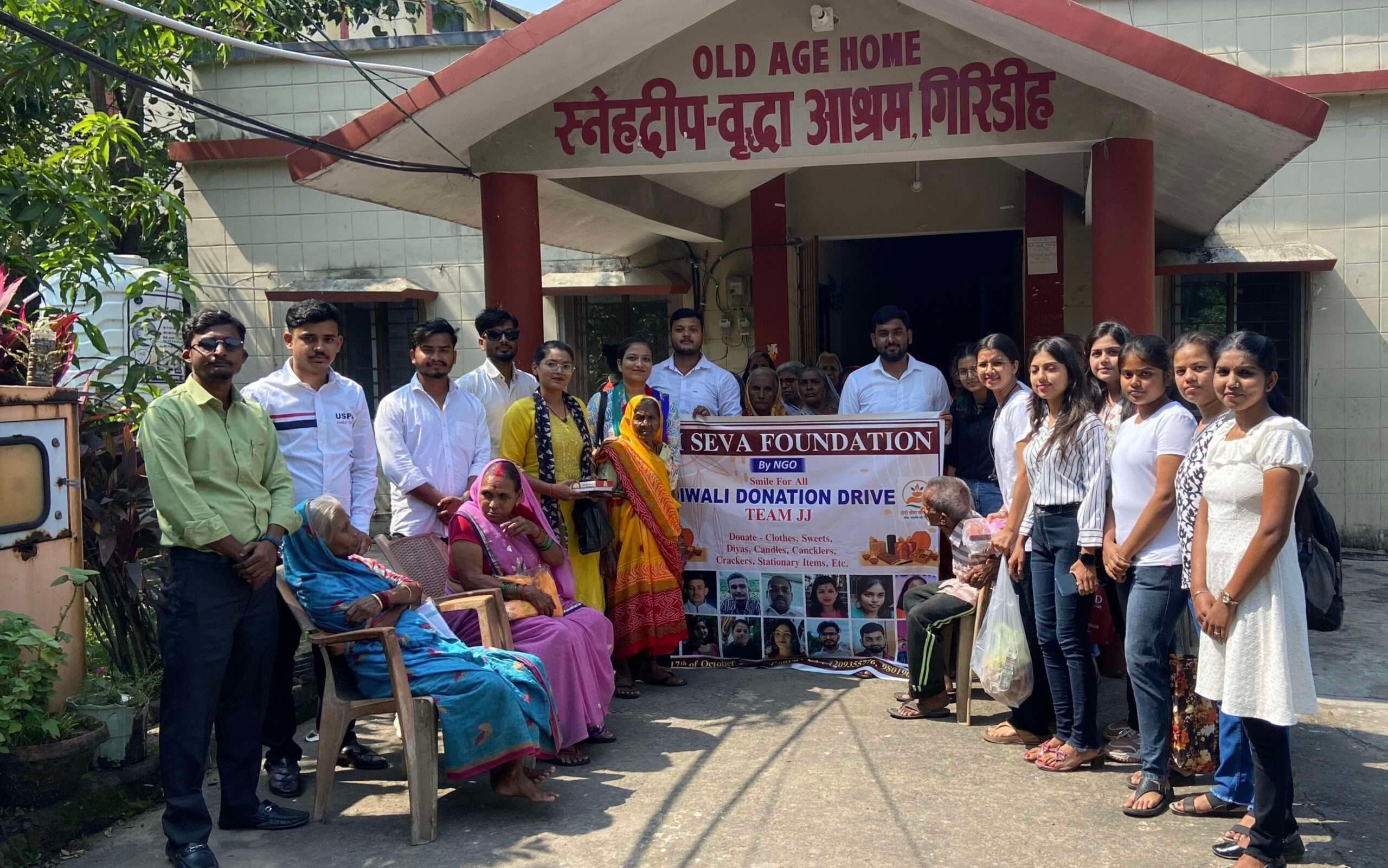 Giridih News :दीदी सेवा फाउंडेशन, टीम जेजे व स्माइल फॉर ऑल ने वृद्ध व बच्चों संग मनायी दीपावली