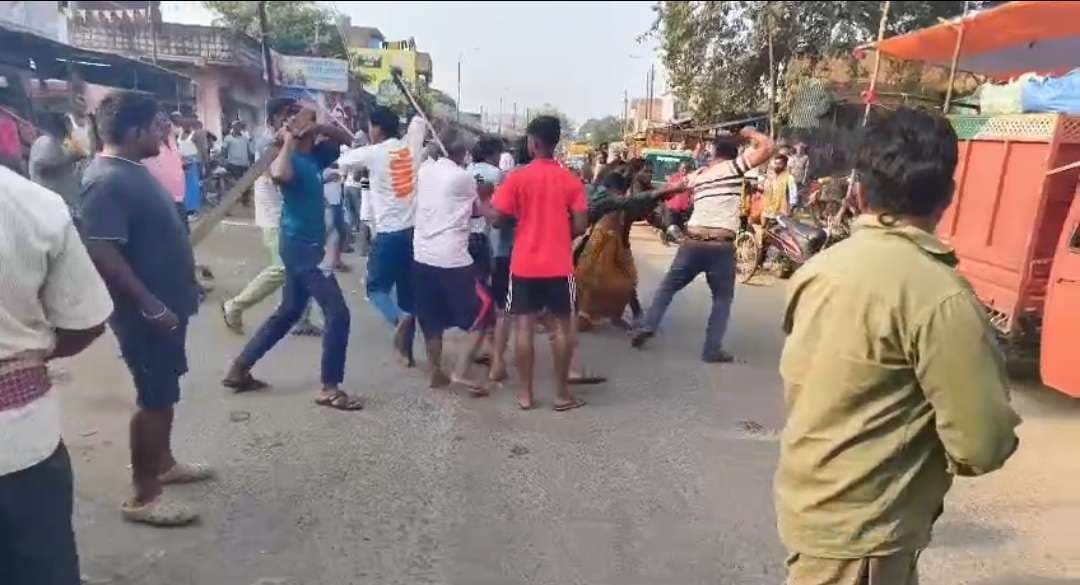 Giridih News :दुकान लगाने व सब्जी खरीदने में दो पक्षों में मारपीट, कई जख्मी