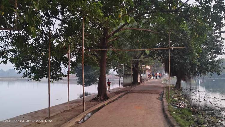 छठ पूजा को लेकर तालाब की सफाई युद्ध स्तर पर जारी