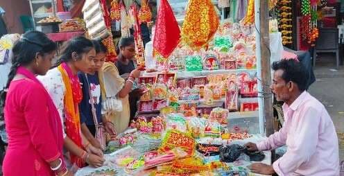 गणेश-लक्ष्मी की मूर्तियों से सजी दुकानें, दीयों और झालरों की जमकर खरीददारी