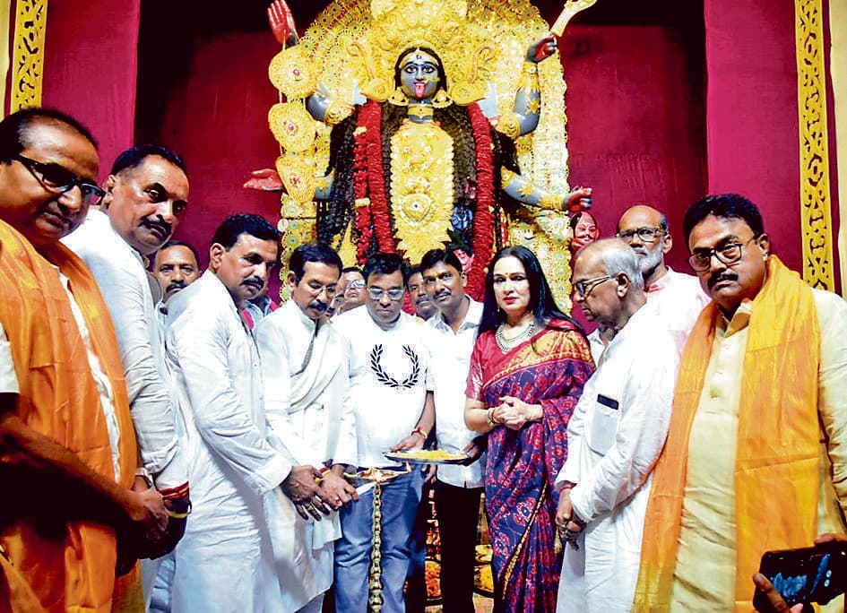 पद्मिनी कोल्हापुरे ने किया काली पूजा का शुभारंभ