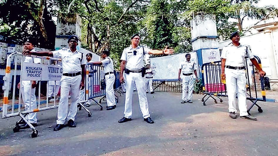गलियों से लेकर छतों तक पुलिस की कड़ी निगरानी