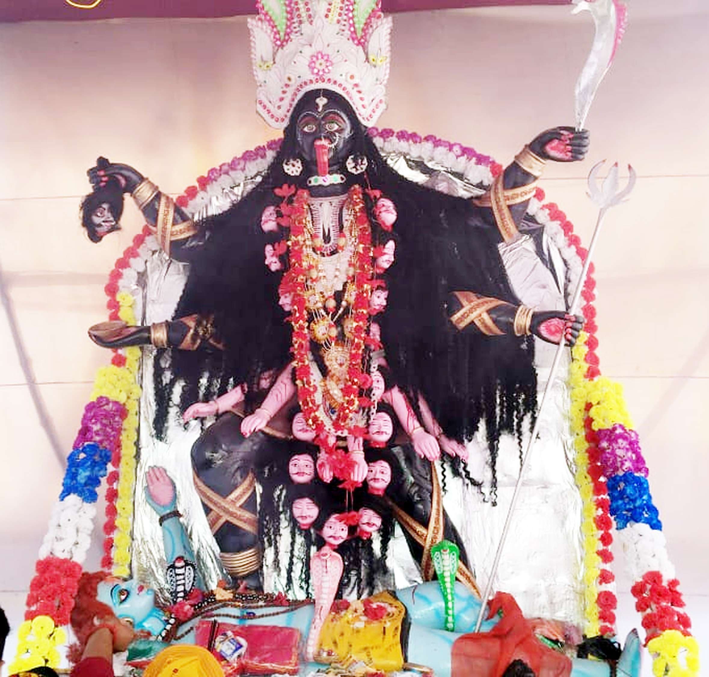 काली पूजा के बाद मां के दर्शन के लिए उमड़ी भक्तों की भीड़