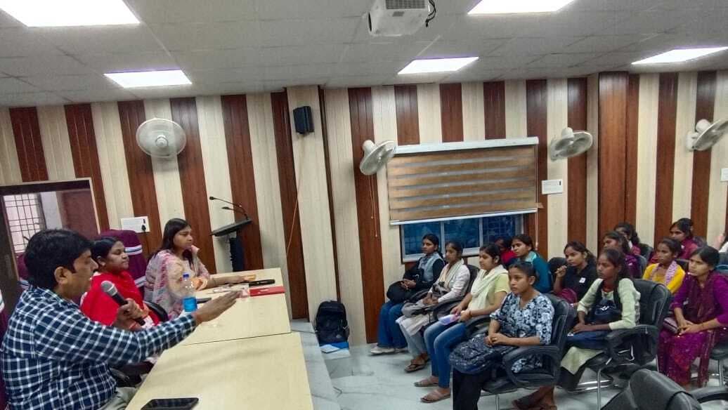 परिवार के सदस्यों के मध्य प्रेम, करुणा, समर्पण व अपनत्व अनिवार्य