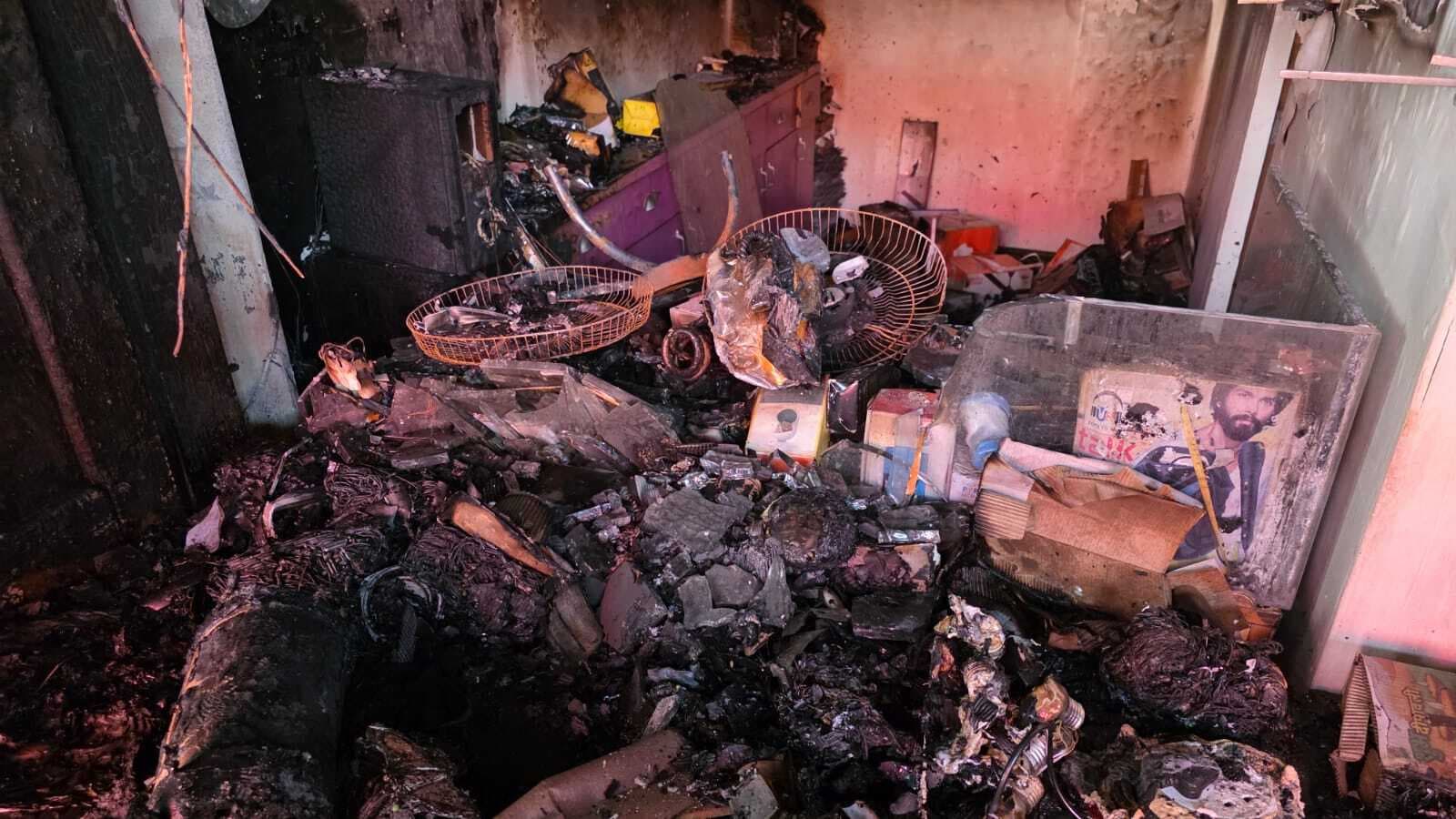 दुकान में लगी आग, लाखों का इलेक्ट्रॉनिक सामान राख
