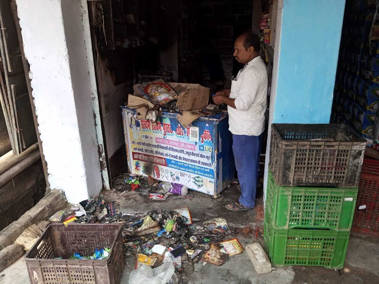 पुस्तक भंडार में शॉर्ट सर्किट से लगी आग, लाखों की क्षति