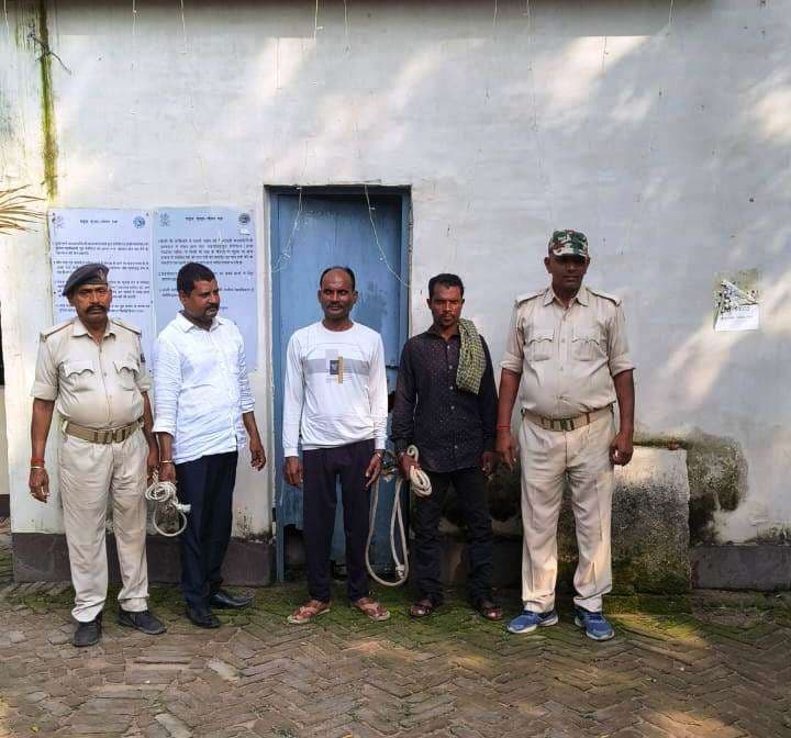 अमौना सलेमपुर गांव में छापेमारी