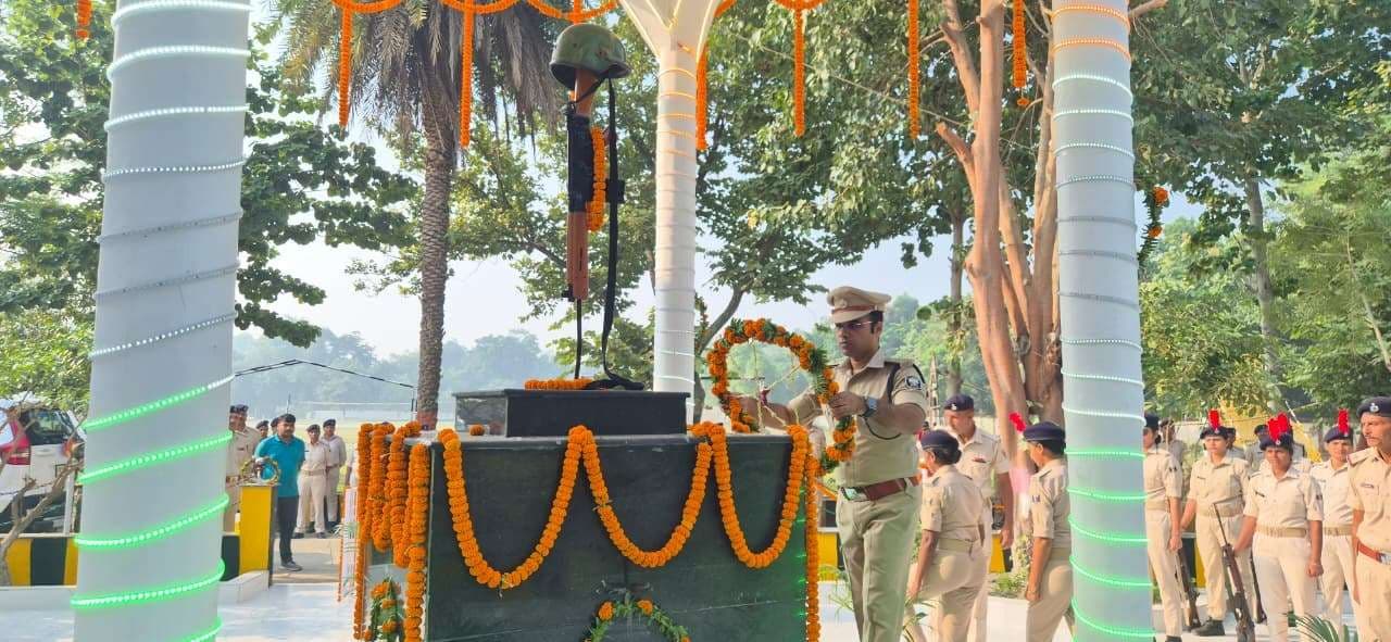 Motihari: पुलिस संस्मरण दिवस पर शहीद जवानों को दी गयी श्रद्धांजलि