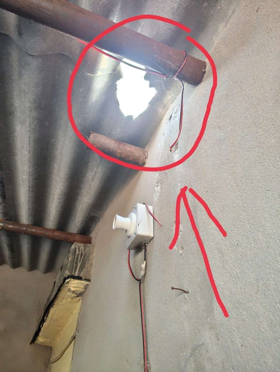 सीसीएल कर्मी के आवास पर फेंका पटाका, बाल-बाल बचे लोग