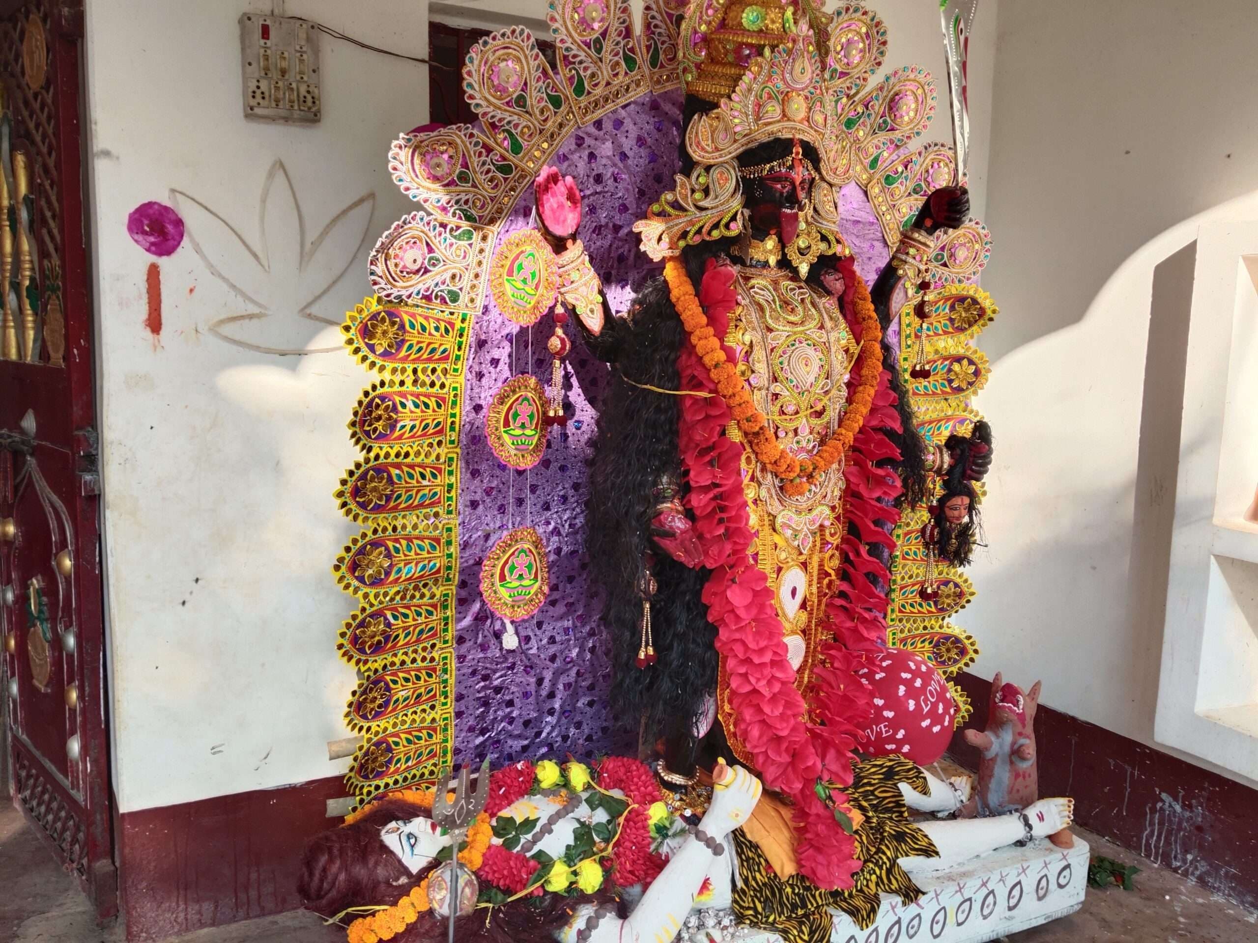 मां काली की पूजा-अर्चना कर सुख-शांति की कामना