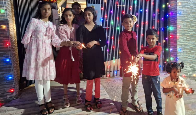 दीपों की रोशनी से जगमग हुआ शहर, जमकर हुई आतिशबाजी