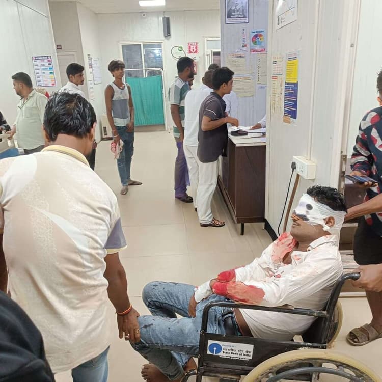 Sitamarhi : आतिशबाजी के दौरान पटाखा से युवक जख्मी, मुजफ्फरपुर रेफर