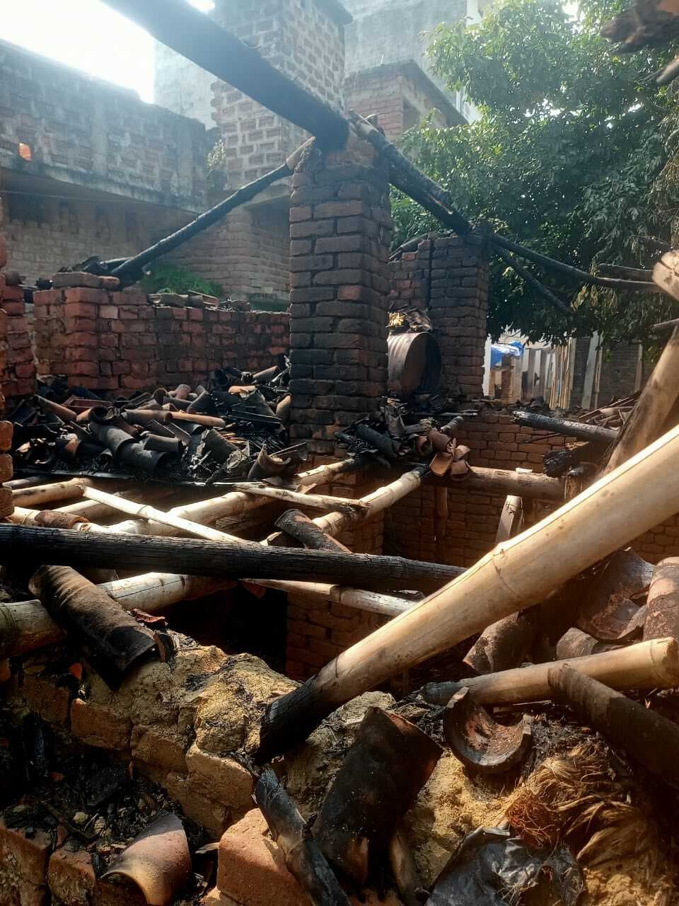 दालान में लगी आग, हजारों का नुकसान