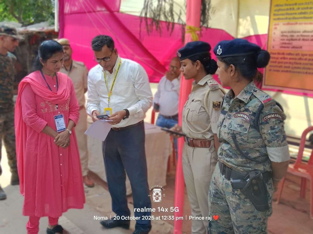 पुलिस प्रेक्षक ने मल्टी चेकपोस्ट व मतदान केंद्रों का किया निरीक्षण
