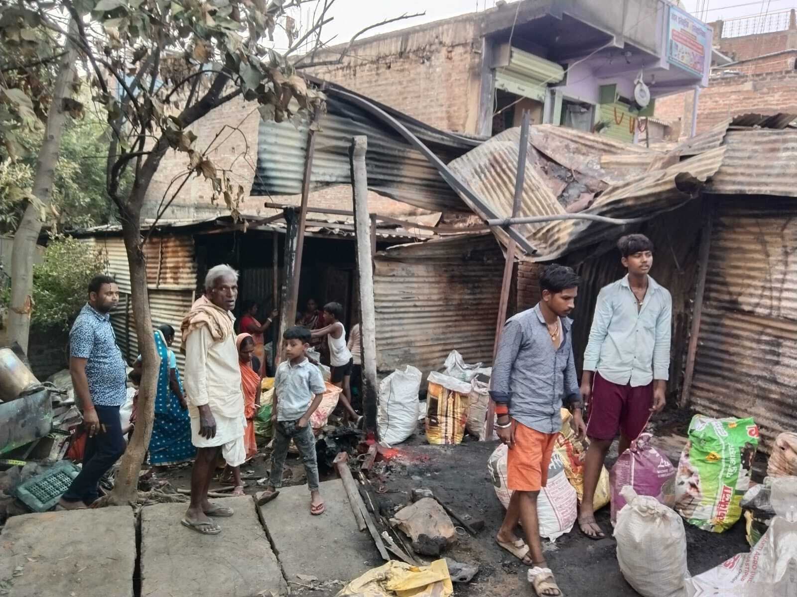 शॉर्ट सर्किट से मनिहारी, बेल्ट एवं पटाखों के दुकानों में लगी आग