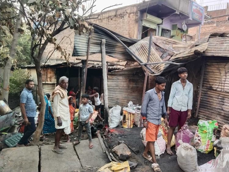 शॉर्ट सर्किट से मनिहारी, बेल्ट एवं पटाखों के दुकानों में लगी आग