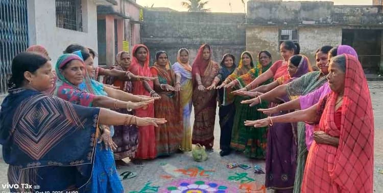 मतदाताओं को मतदान के लिए जागरूक कर रही जीविका दीदी