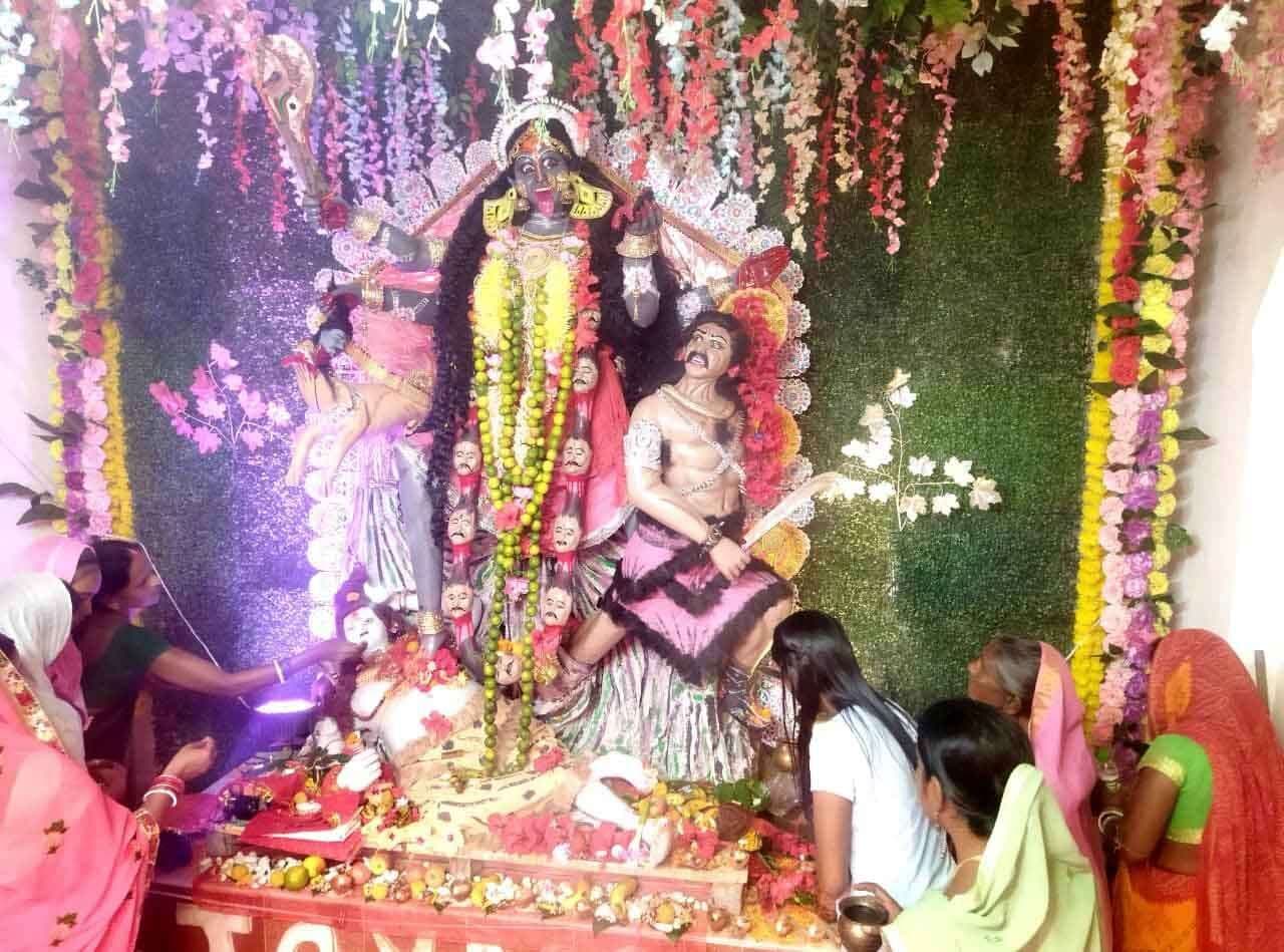 मां काली एवं लक्ष्मी की प्रतिमा स्थापित कर किया जा रहा है पूजा-अर्चना