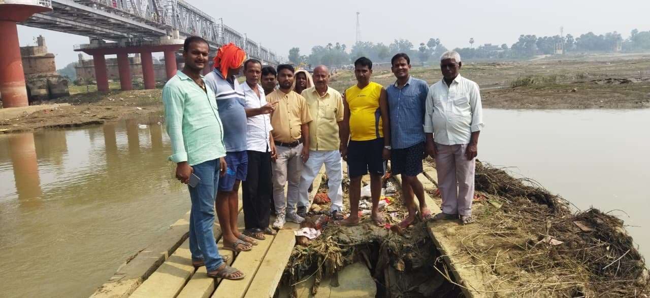 किऊल नदी के रेलवे पुल के समानांतर कच्चा रास्ता सह पुलिया का कराया जा रहा निर्माण