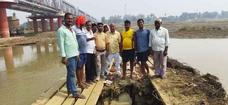 किऊल नदी के रेलवे पुल के समानांतर कच्चा रास्ता सह पुलिया का कराया जा रहा निर्माण