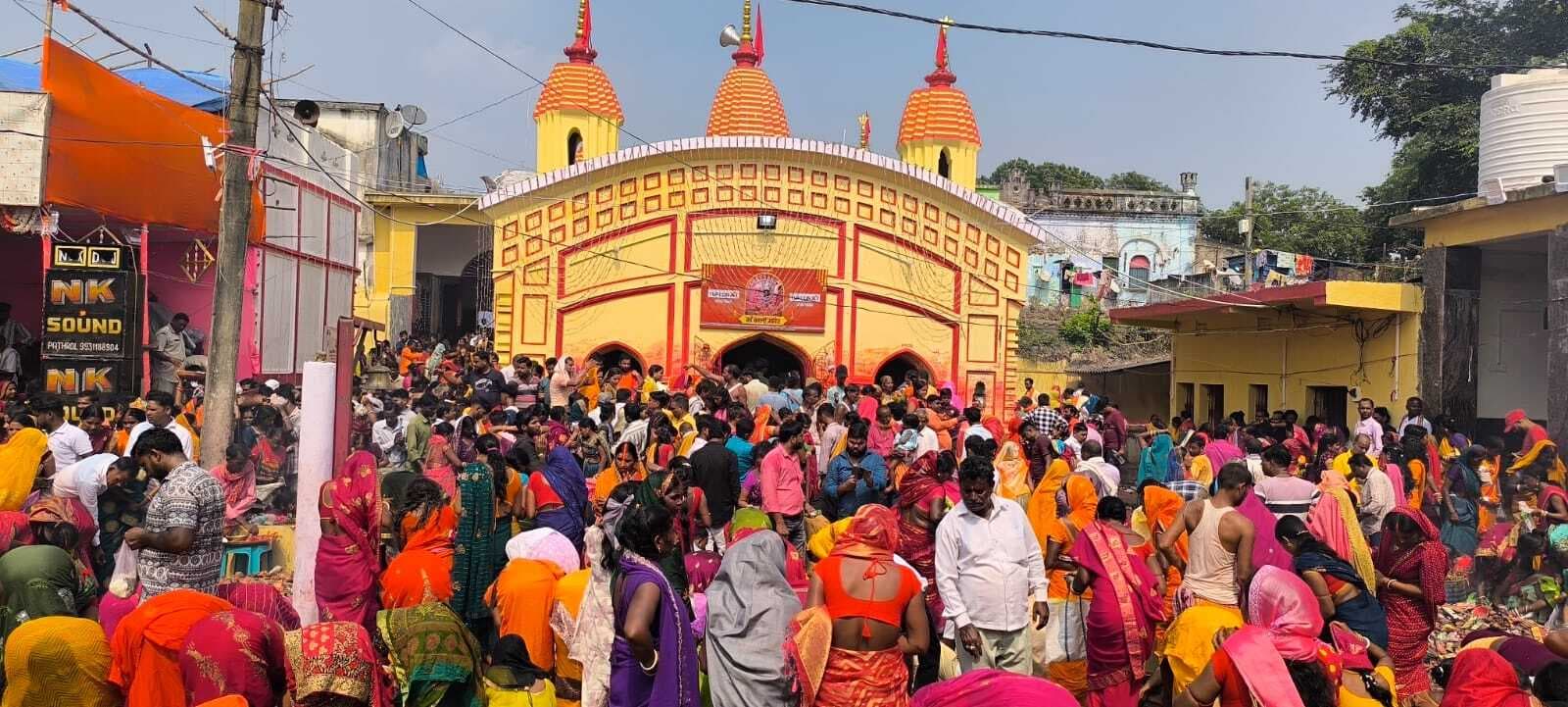 पाथरोल काली मंदिर में श्रद्धालुओं की उमड़ी भीड़