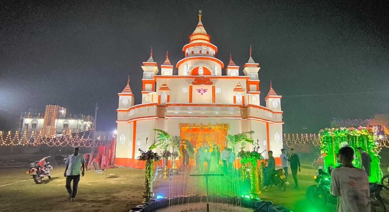 मां काली की प्रतिमा स्थापित कर की गयी आराधना