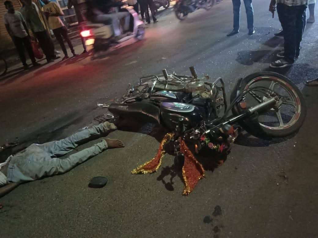 हाइवा के धक्के से बाइक सवार युवक की मौत
