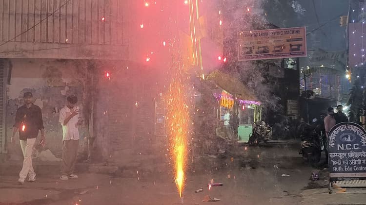 Giridih News :दीपोत्सव की धूम, देर रात तक गूंजते रहे पटाखे