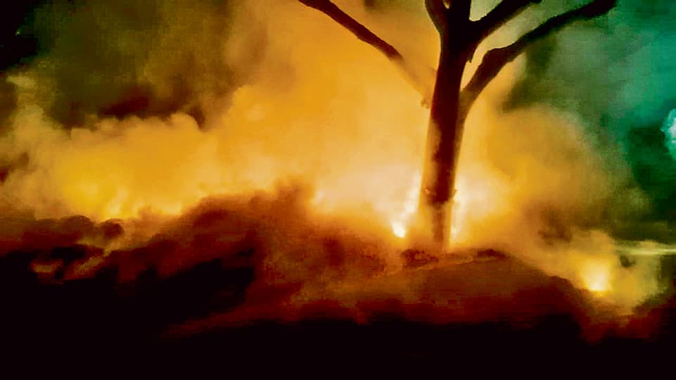 Bokaro News : कबाड़ दुकान में लगी आग, भारी नुकसान