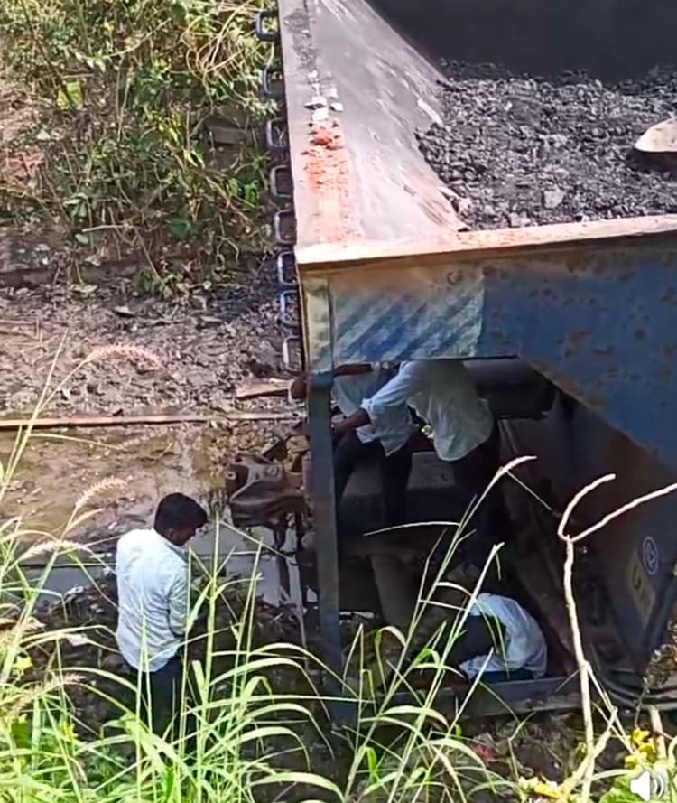 Giridih News :कोयला लदी मालगाड़ी के चार बोगी पटरी से उतरे