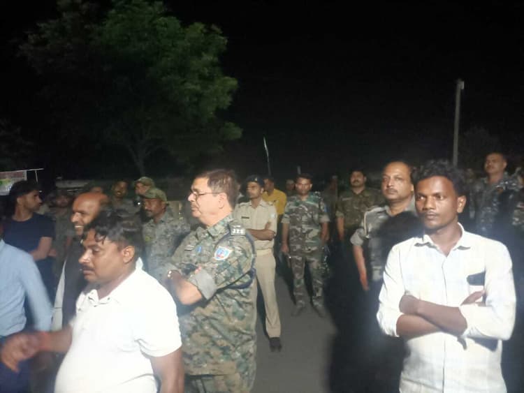 Giridih News :रूट बदलने पर विवाद, प्रशासन की उपस्थिति में हुआ मूर्ति विसर्जन