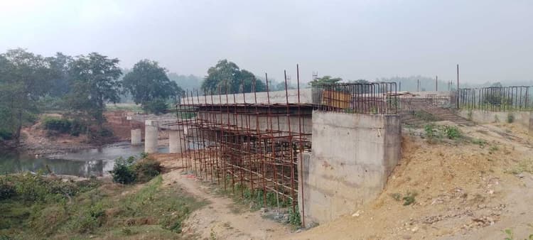 Chaibasa News : उचित मजदूरी दर की मांग पर मजदूर से मारपीट मुंशी और राजमिस्त्री के खिलाफ शिकायत दर्ज