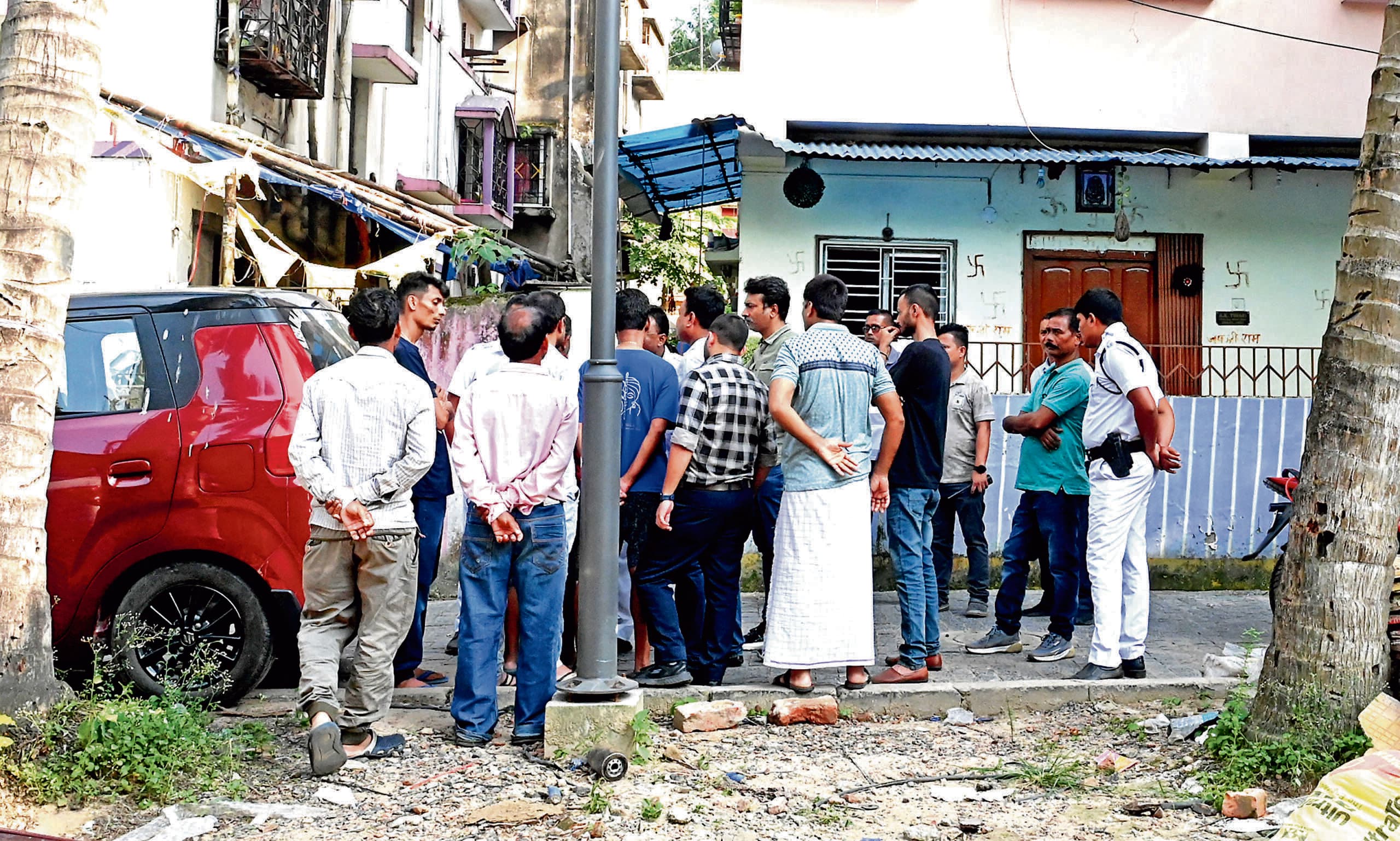छात्रा की मौत के बाद भीड़ ने पिता और सौतेली मां को पीटा