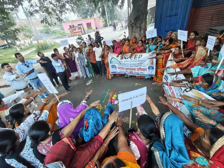 जीविका दीदियों ने निकाली मतदाता जागरूकता रैली, मनाया दीपोत्सव