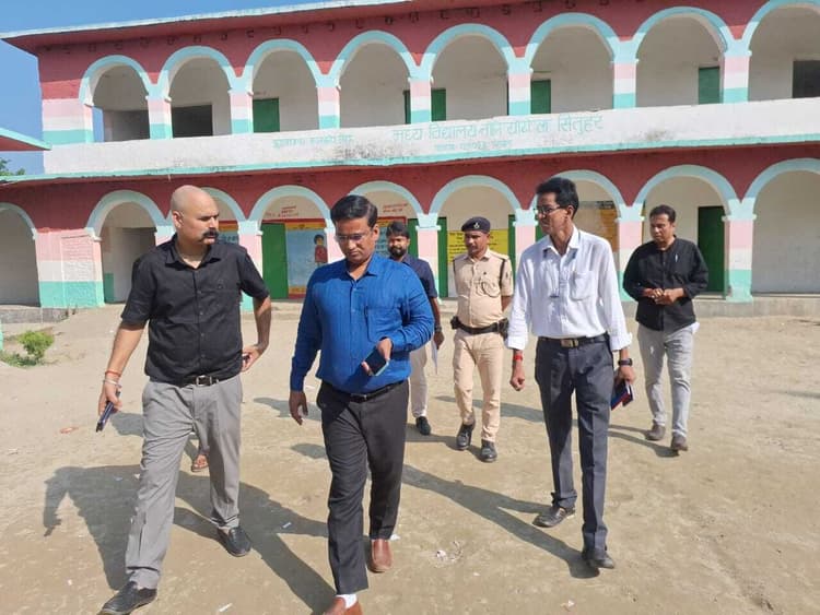 मतदान केन्द्रों का आब्जर्वर ने किया निरीक्षण