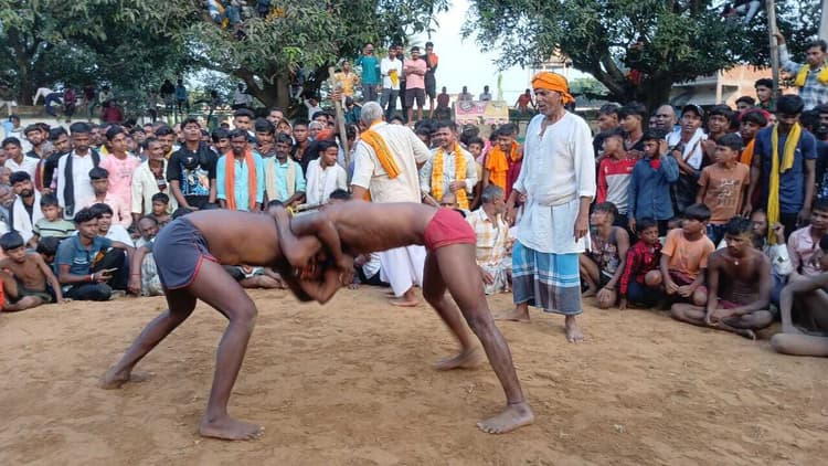 कुश्ती दंगल में पहलवानों ने दिखाया दमखम