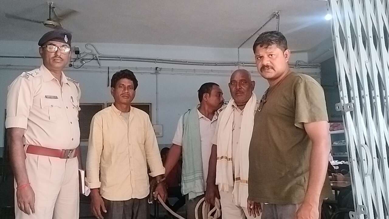 पुलिस ने एनबीडब्ल्यू वारंटी दो भाइयों को किया गिरफ्तार